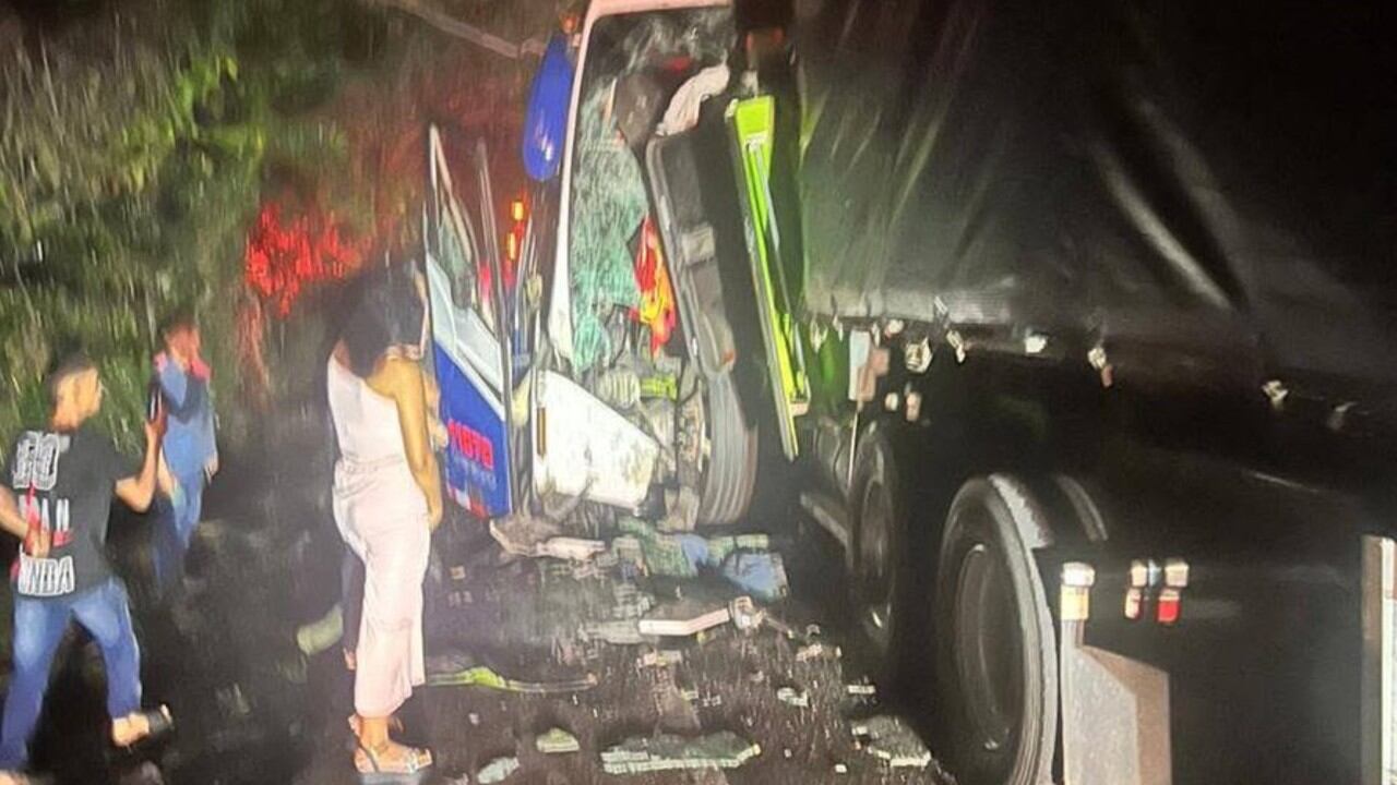 El choque frontal entre el bus de Coopetran y la tractomula causó un impacto devastador en la carretera.