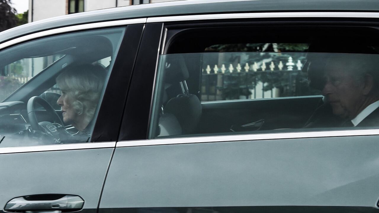 El rey Carlos III y Camila, reina consorte, salen del castillo de Balmoral en Ballater