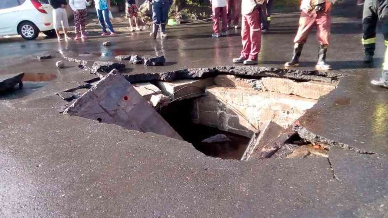 La presión de agua rompió el pavimento.