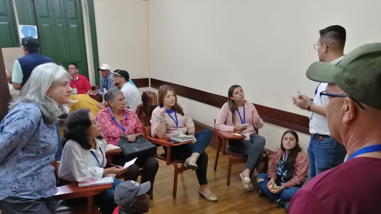 Velasco, en diálogo con organizaciones comunitarias de agua, aprovechamiento y vivienda en Medellín