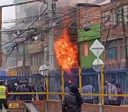 El fuego afectó una gran parte de la fábrica.