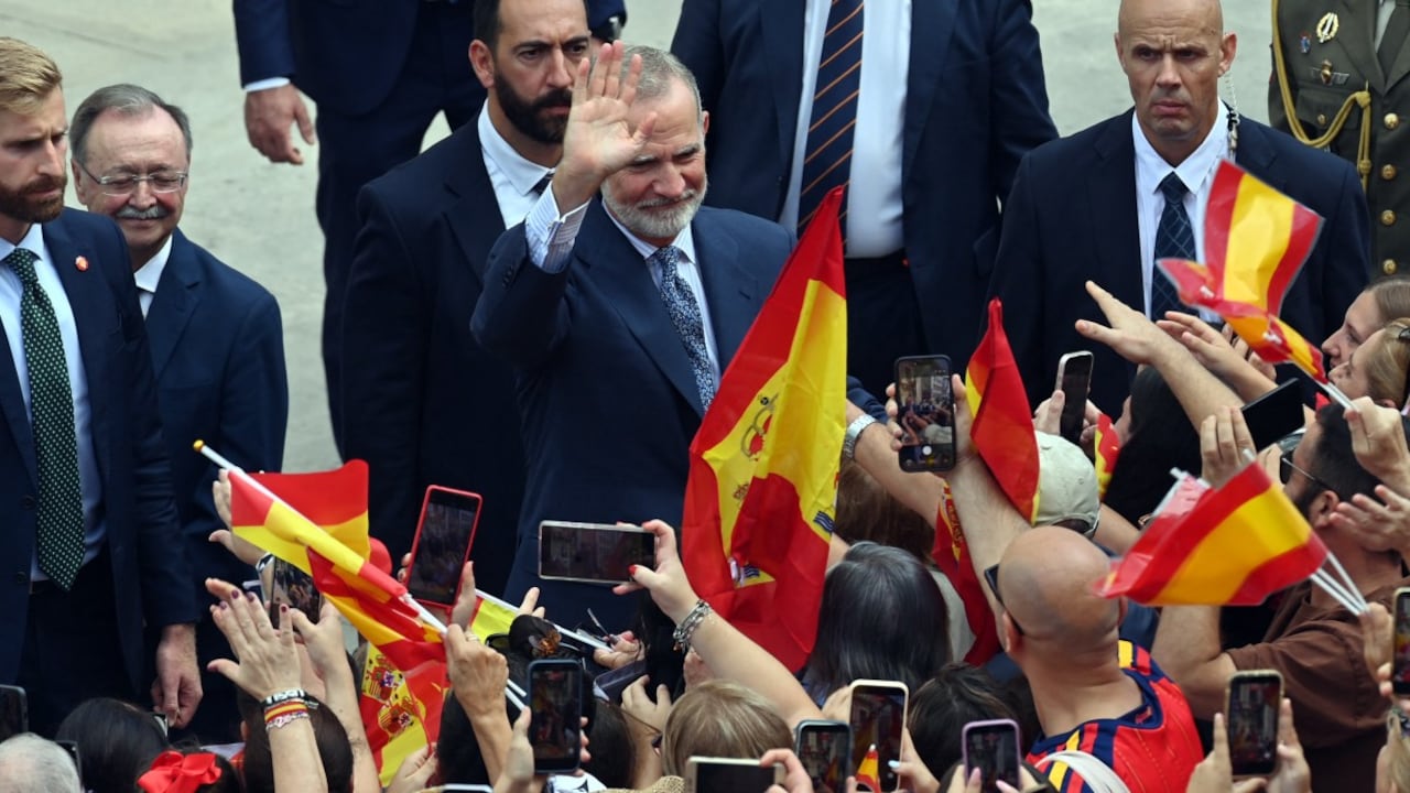 El rey Felipe VI de España saluda a los ciudadanos a su llegada al enclave español de Ceuta, en el norte de África, el 13 de octubre de 2026.
