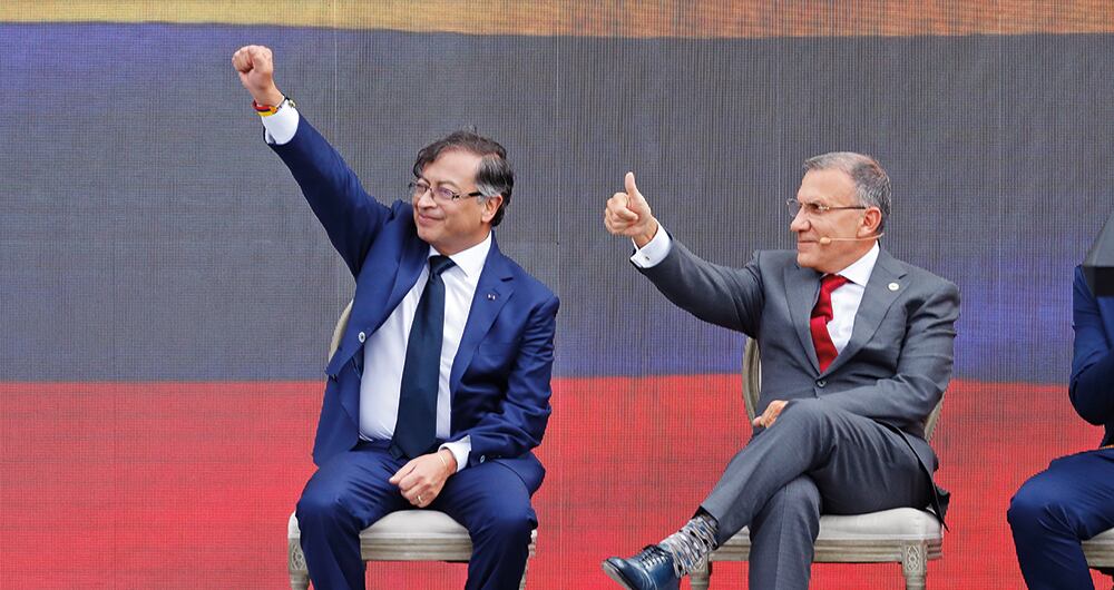    Para Barreras hay intermediarios, algunos de buena fe y otros de mala fe, que echan a perder las intenciones nobles del presidente Petro, malinterpretando su directriz y anhelo de una paz total. También opinó sobre el trabajo de las ministras de Salud y de Minas y habló de su relación con Piedad Córdoba.  