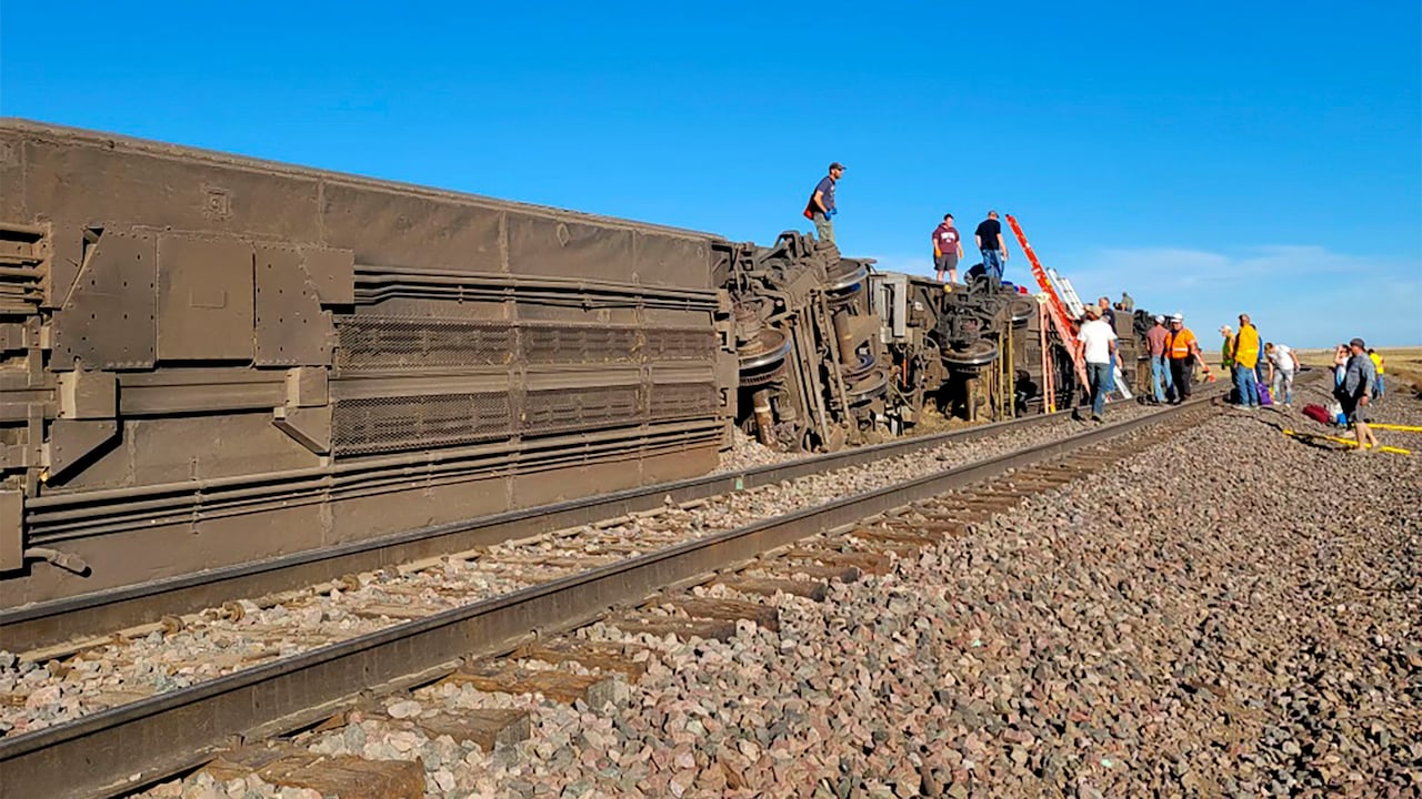 Descarrilamiento de un tren en Estados Unidos deja tres muertos y decenas de heridos(Kimberly Fossen vía AP)