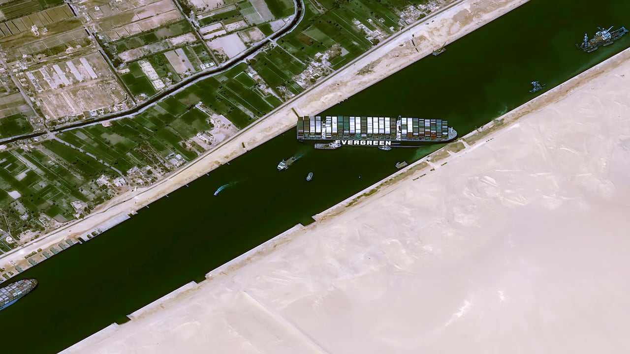 Esta imagen satelital de Cnes2021, Distribución Airbus DS, muestra el carguero MV Ever Given atrapado en el Canal de Suez cerca de Suez, Egipto. El carguero del tamaño de un rascacielos atravesado por el Canal de Suez de Egipto puso en peligro los envíos globales, ya que al menos otras 150 embarcaciones que necesitaban atravesar la vía fluvial crucial permanecieron inactivas esperando que se despejara la obstrucción, dijeron las autoridades. Foto: Cnes2021, Distribución Airbus DS vía AP.