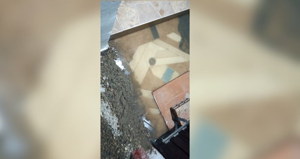 Las aguas negras, con materia fecal incluida, ya se está rebosando por las tuberías de los baños.