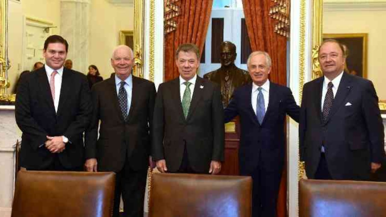 Santos junto al senador demócrata Ben Cardin y el republicano Bob Corker (derecha). En los costados el embajador Juan Carlos Pinzón y el ministro de Defensa Luis Carlos Villegas.