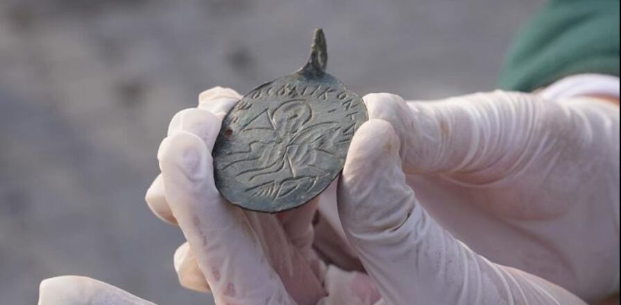 Investigadores encuentran un amuleto que invoca protección contra fuerzas malignas.