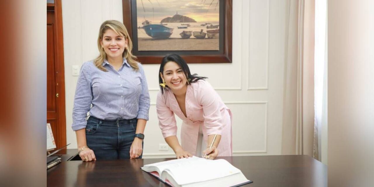 A la derecha, Hilda Borja.