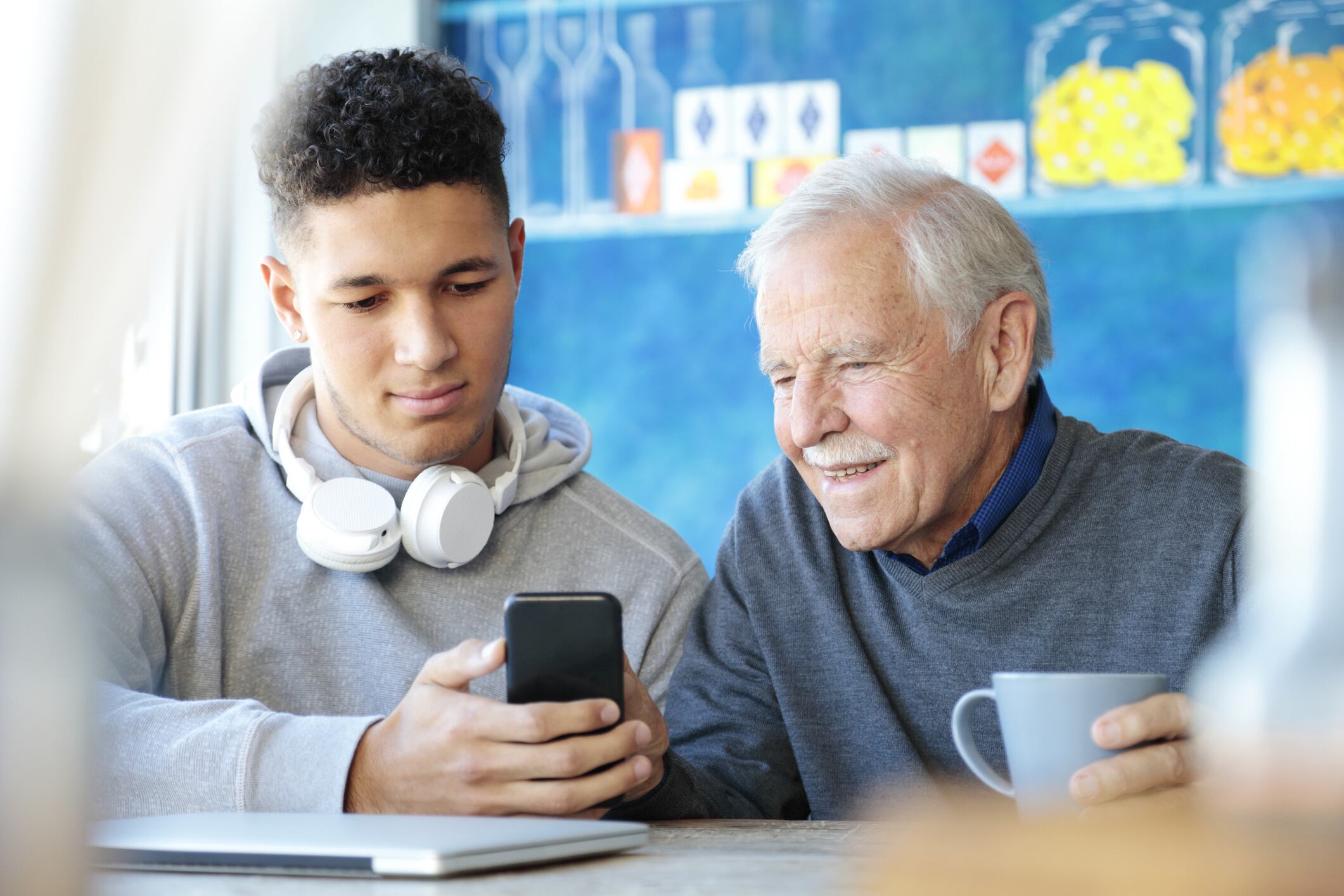 Enseñar a los adultos mayores sobre esta modalidad de estafas.