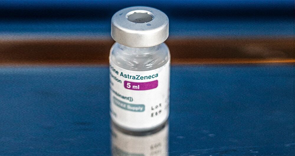 Las vacunas de BioNTech/Pfizer y Oxford/AstraZeneca están asociadas a siete complicaciones neurológicas. 