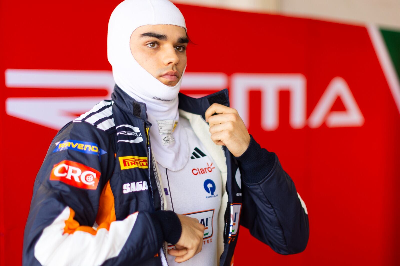 El piloto colombiano Sebastián Montoya previo a una de sus actuaciones en el Gran Premio de Catar 2025.