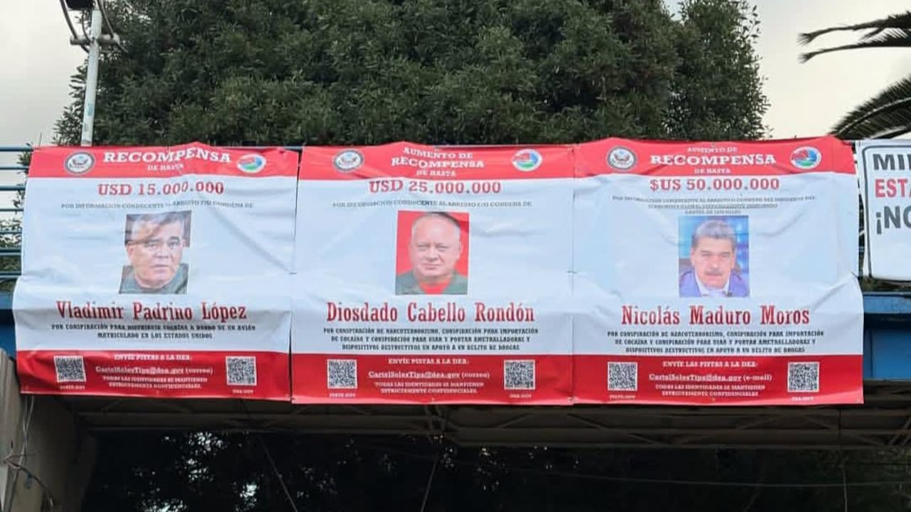 Afiches puestos en Quito con la recompensa por Maduro