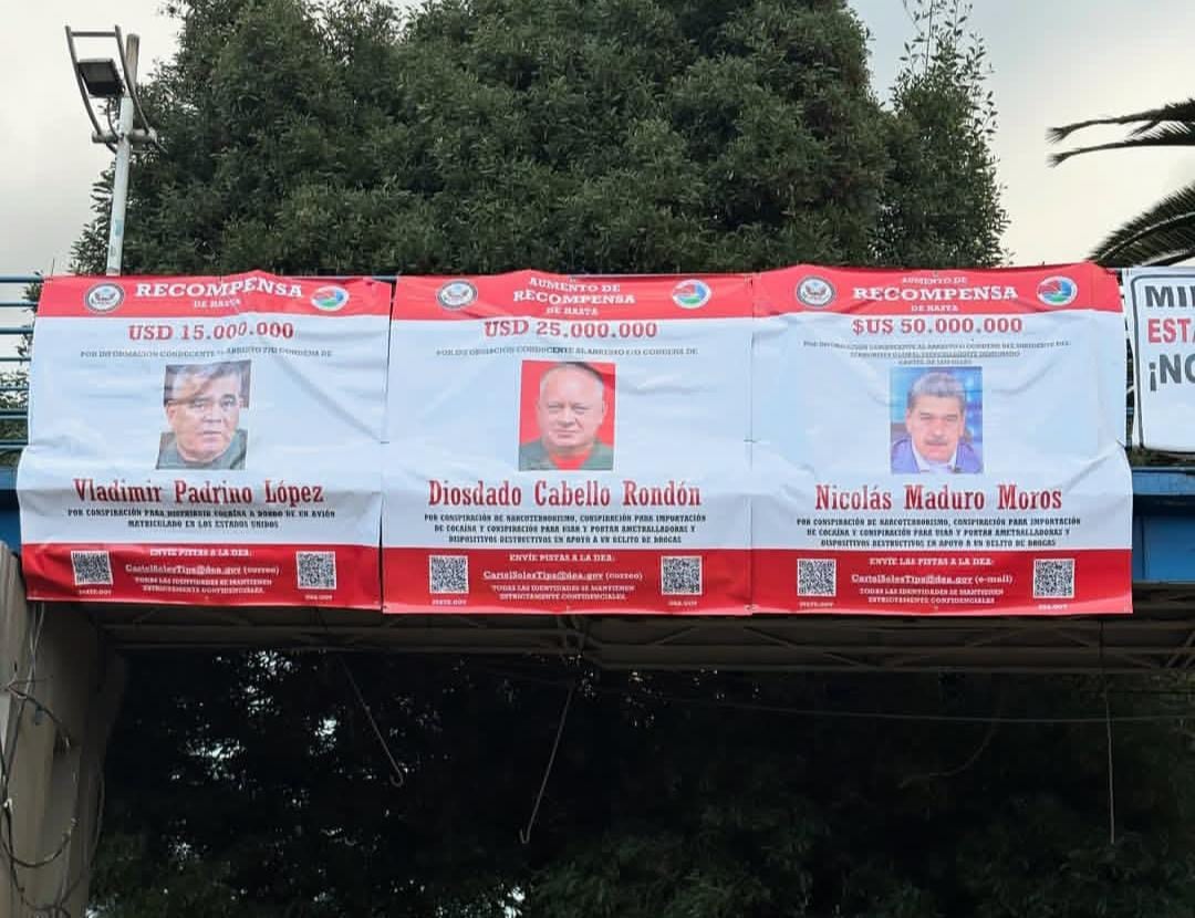 Afiches puestos en Quito con la recompensa por Maduro