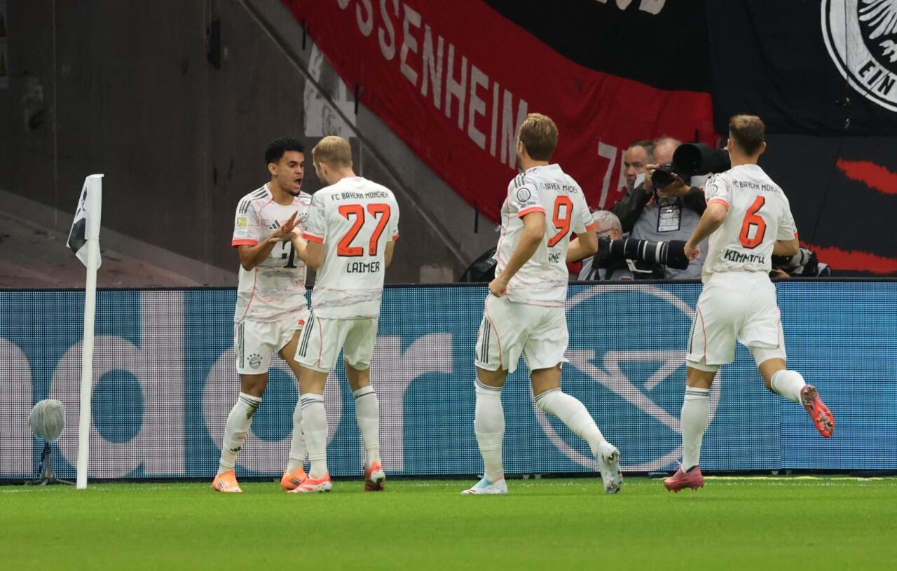 Luis Díaz celebrando su anotación ante el Frankfurt.