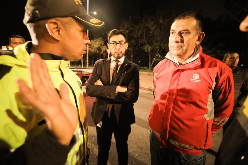 El secretario de Seguridad, Óscar Heredia, durante el operativo contra piques ilegales en Bogotá.
