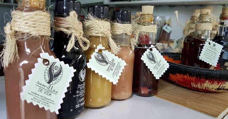 El multivitamínico, el vino de naidí, el coctel de plantas, el pusandao y la tomaseca diversión de Lucía Solís. - Viche Foto: A.P.I