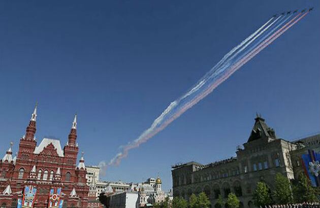 Un pelotón de soldados participa en el tradicional desfile militar en la Plaza Roja que conmemora el Día de la Victoria sobre la Alemania nazi