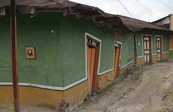 Hay muchas familias en Villarrica que viven en casa a punto de caerse pero prefieren vivir entre las grietas que en la calle. Foto: Pablo Andrés Monsalve
