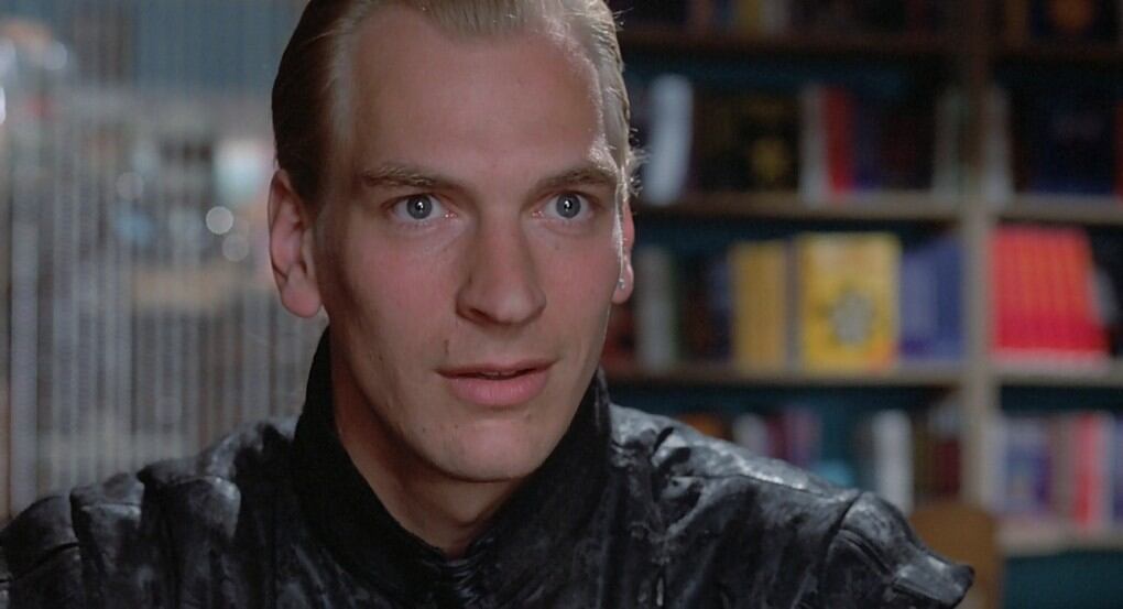 Julian Sands protagonizó 'Warlock' en 1989. Foto: New World Pictures - captura de pantalla del filme.