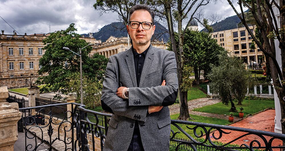 Juan David Correa (Bogotá, 1976) no es un político tradicional, y ha investigado profundamente el sector que rige, como le dicta su naturaleza de periodista. 