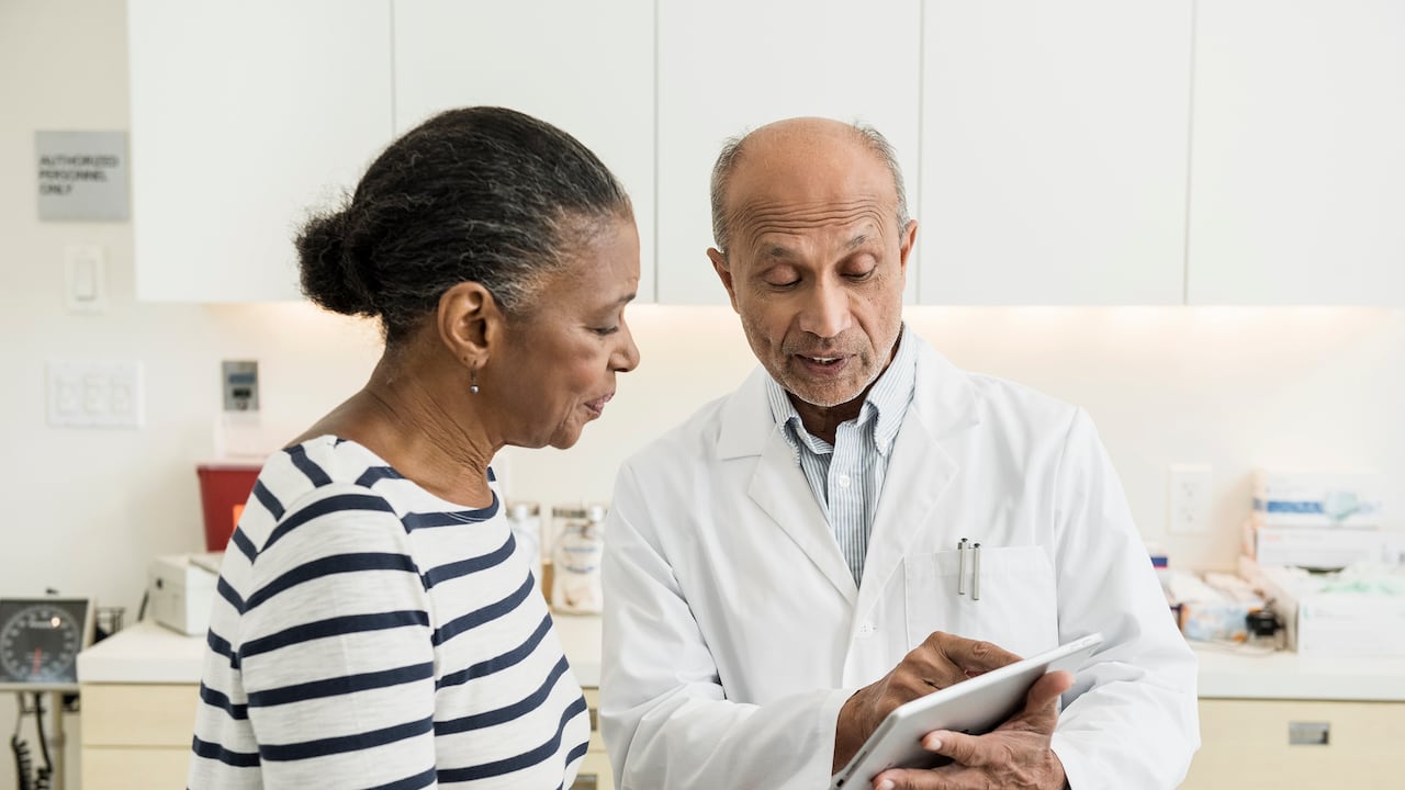 Según Novartis, el gran desafío es promover el diagnóstico temprano y cerrar las brechas de acceso a mamografías y exámenes diagnósticos anuales, especialmente en las regiones apartadas.