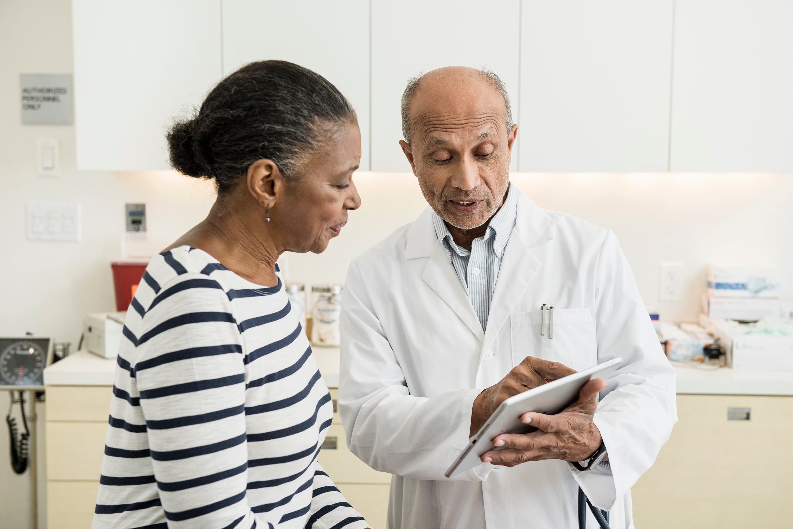 Según Novartis, el gran desafío es promover el diagnóstico temprano y cerrar las brechas de acceso a mamografías y exámenes diagnósticos anuales, especialmente en las regiones apartadas.