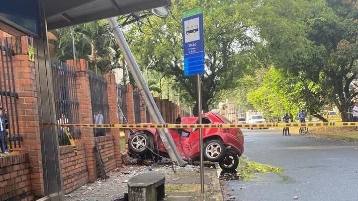Grave accidente: un carro terminó dentro de una casa después de perder los frenos en Cali.