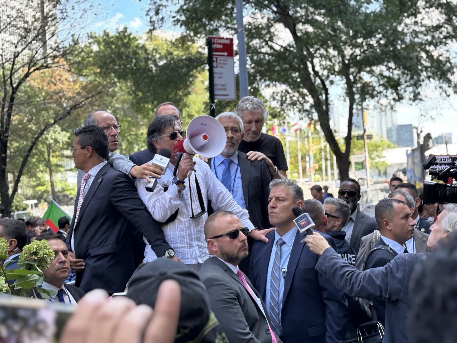 Gustavo Petro se dirigió a la multitud que estaba en la manifestación.