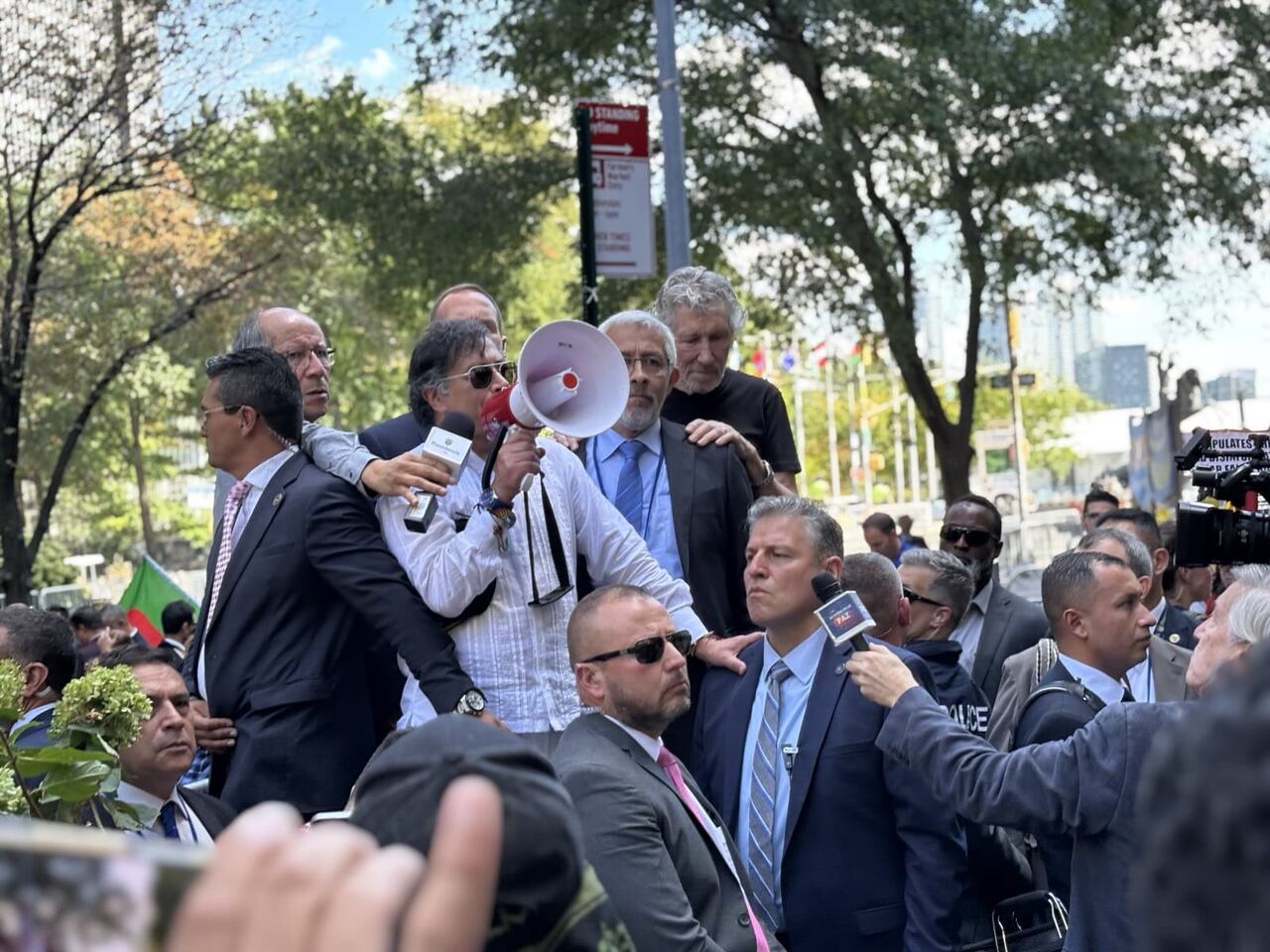 Gustavo Petro se dirigió a la multitud que estaba en la manifestación.