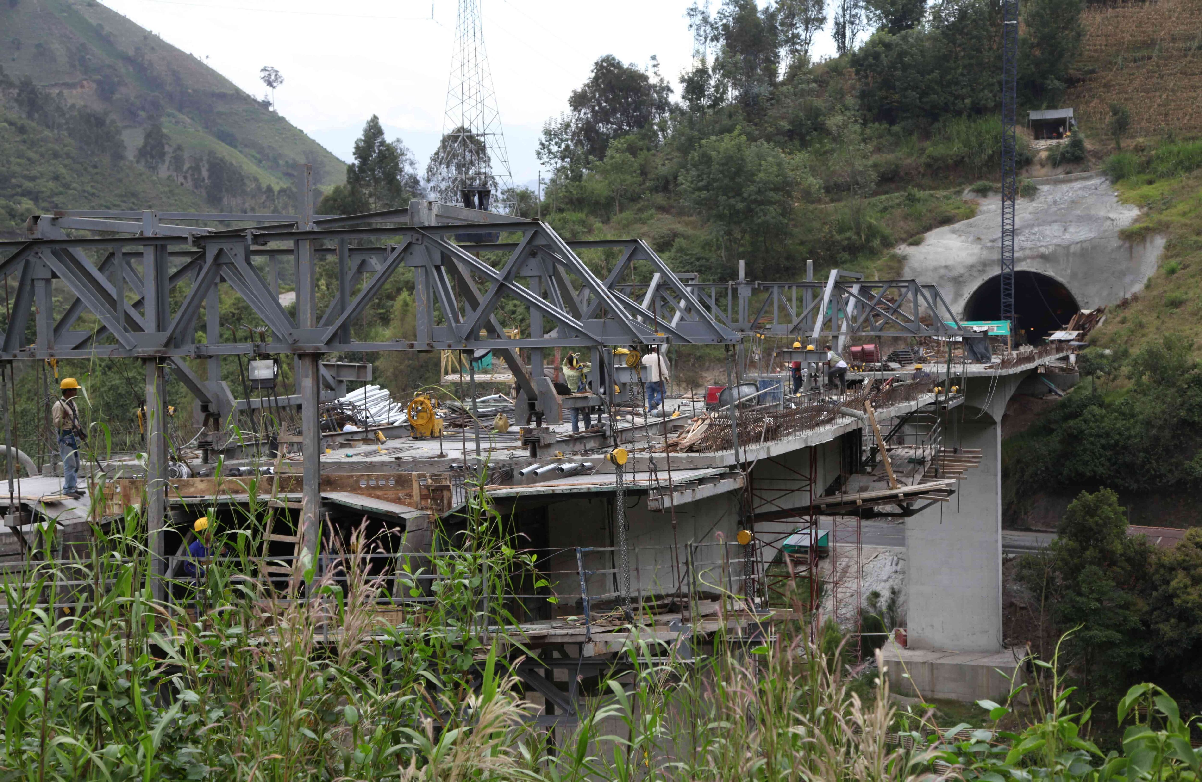  Hacia 2012, avanzaba la construcción del megaproyecto, que incluía, además, una decena de túneles y viaductos en la vía Calarcá-Cajamarca. Foto: Invías