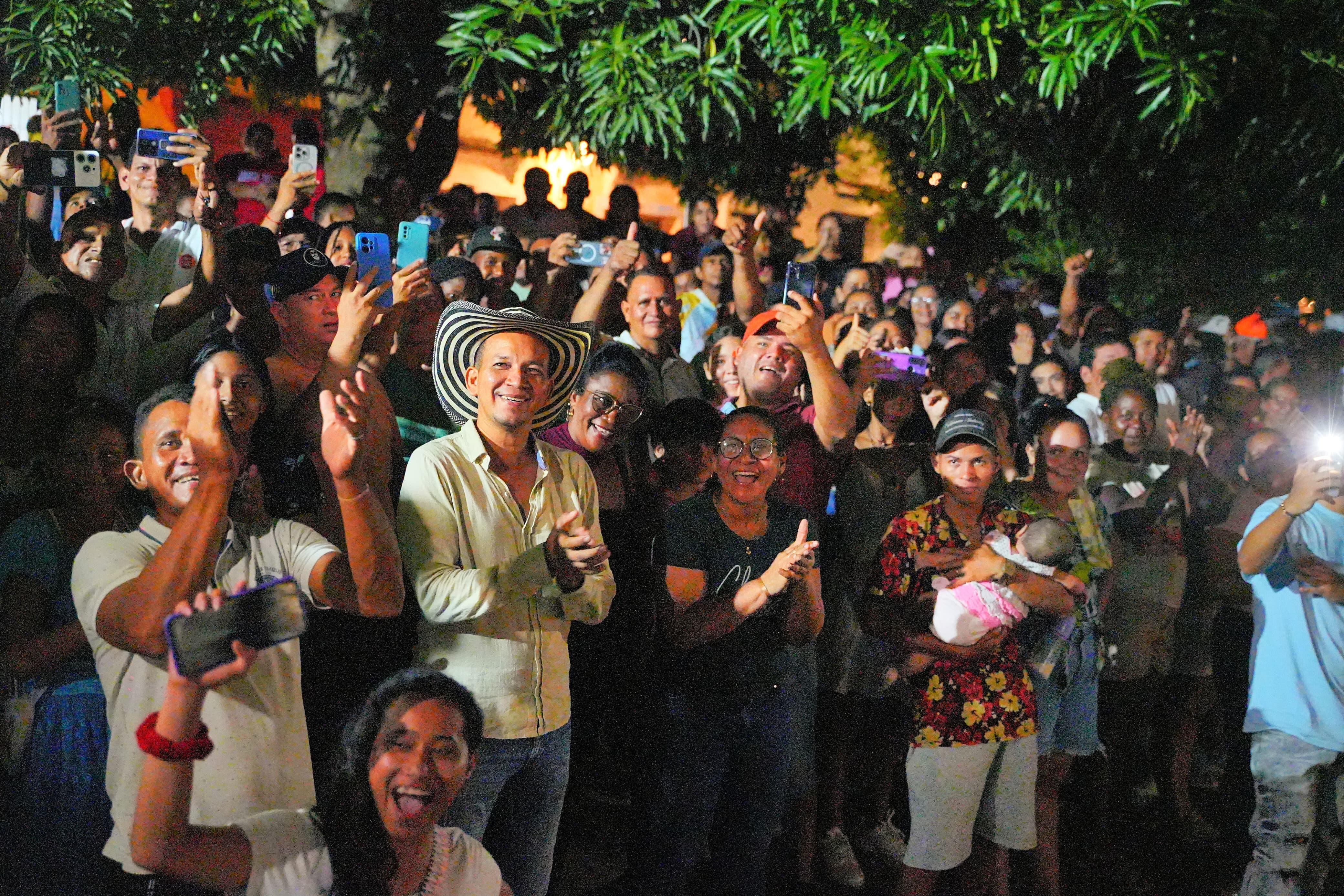 Cientos de personas avivaron al AmaMagdalena tras su llegada a Mompóx.