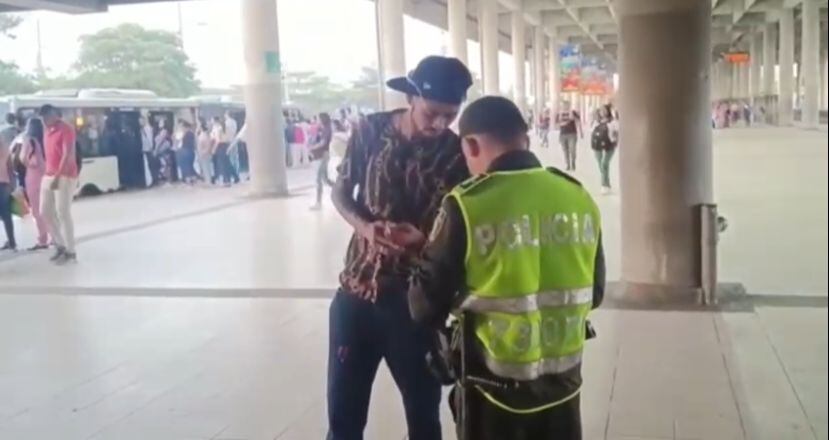 Policías se toman 18 estaciones de Transmetro.