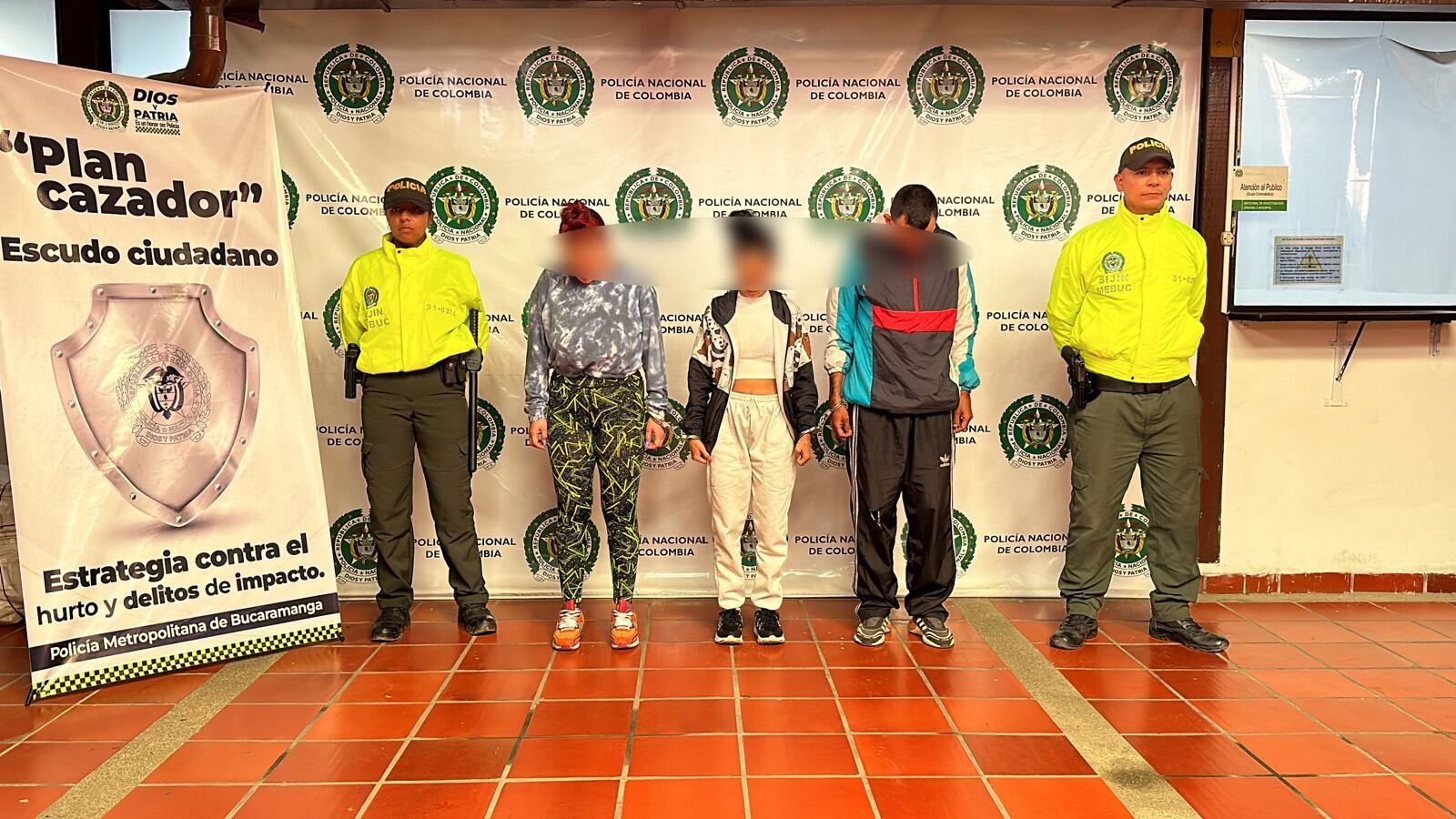 Deberá responder por los delitos de hurto calificado y agravado y lesiones personales.