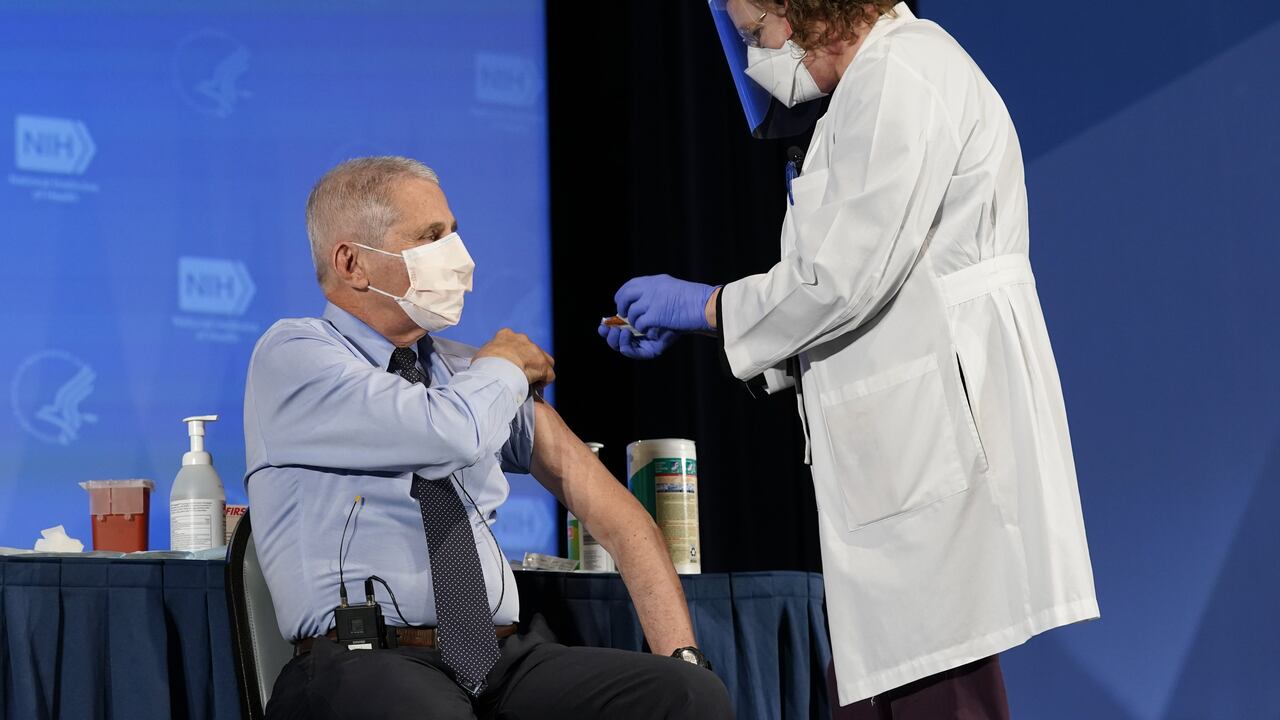 Fauci fue el primero en recibir, delante de las cámaras, una dosis de la vacuna Moderna, autorizada el viernes por en Estados Unidos y desarrollada en colaboración con el Instituto Nacional de Alergia y Enfermedades Infecciosas, que dirige desde 1984.