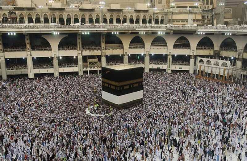 Cerca de un millón de feligreses musulmanes se reúnen entorno al Kaaba , en la mezquita de Arabia Saudita en la santa ciudad de la Mecca, para rendir culto a su vida espiritual.
