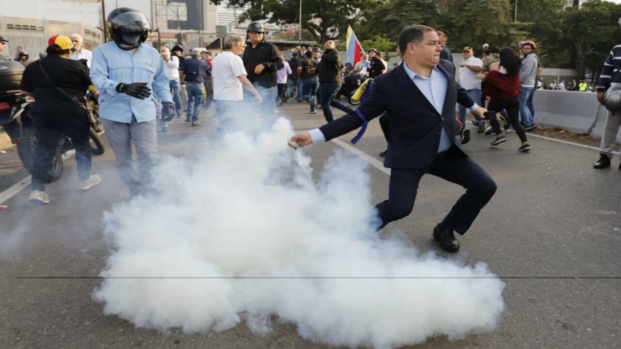 Los opositores y los chavistas se encuentran hoy cara a cara en Venezuela y la tensiones comienzan a surgir.