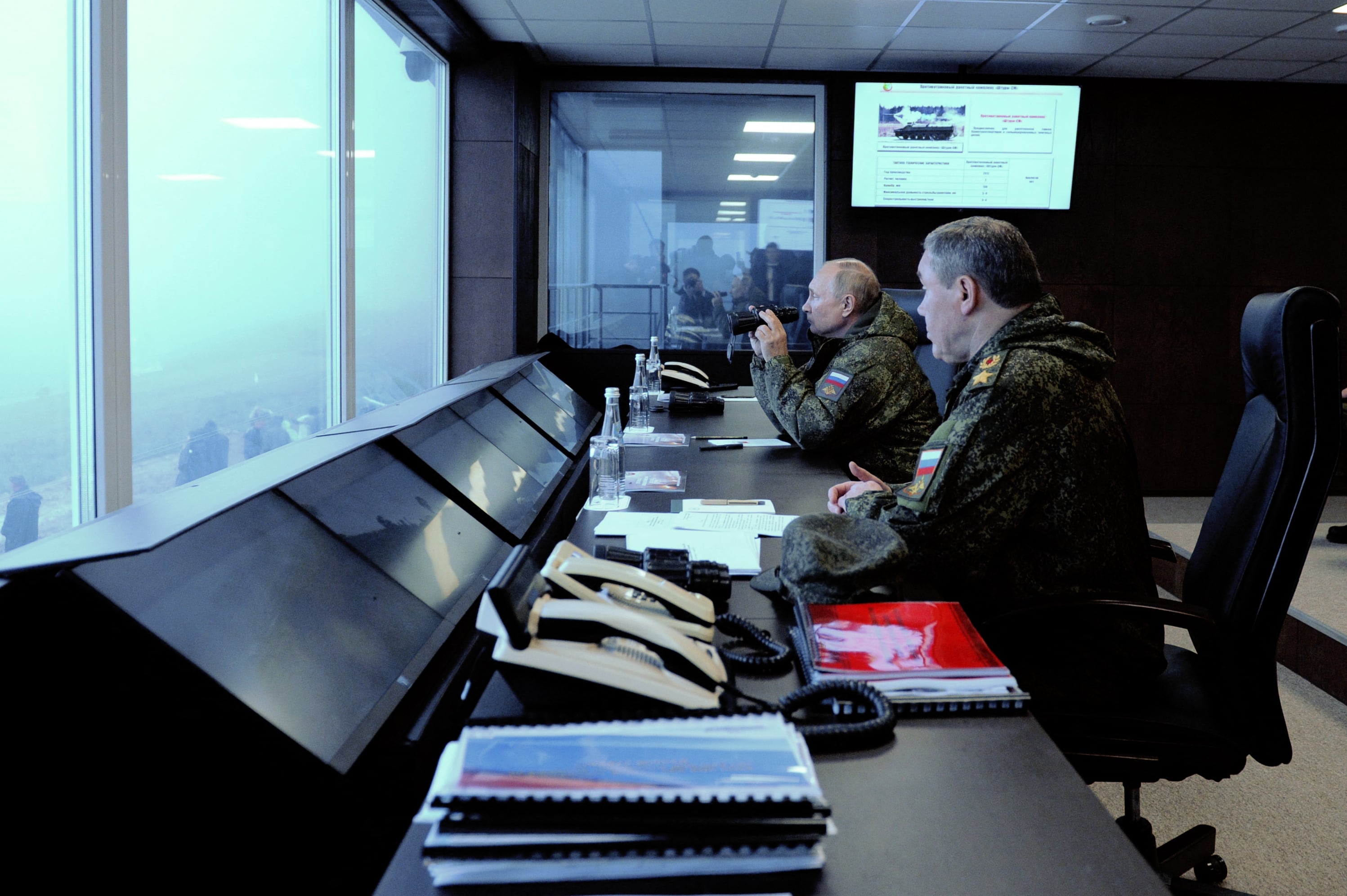 El presidente ruso Vladimir Putin (izq.), acompañado por Valery Gerasimov, jefe del Estado Mayor General ruso, supervisa los ejercicios militares 'Vostok-2022' en el campo de entrenamiento Sergeevskyi en las afueras de la ciudad de Ussuriysk en el Lejano Oriente ruso el 6 de septiembre de 2022 .- Los ejercicios militares Vostok 2022, que involucran a varios países amigos del Kremlin, incluida China, se llevan a cabo del 1 al 7 de septiembre en varios campos de entrenamiento en el Lejano Oriente de Rusia y en sus aguas. Más de 50.000 soldados y más de 5.000 unidades de equipo militar, incluidos 140 aviones y 60 barcos, participan en los simulacros. (Foto de Mikhail KLIMENTYEV / SPUTNIK / AFP)