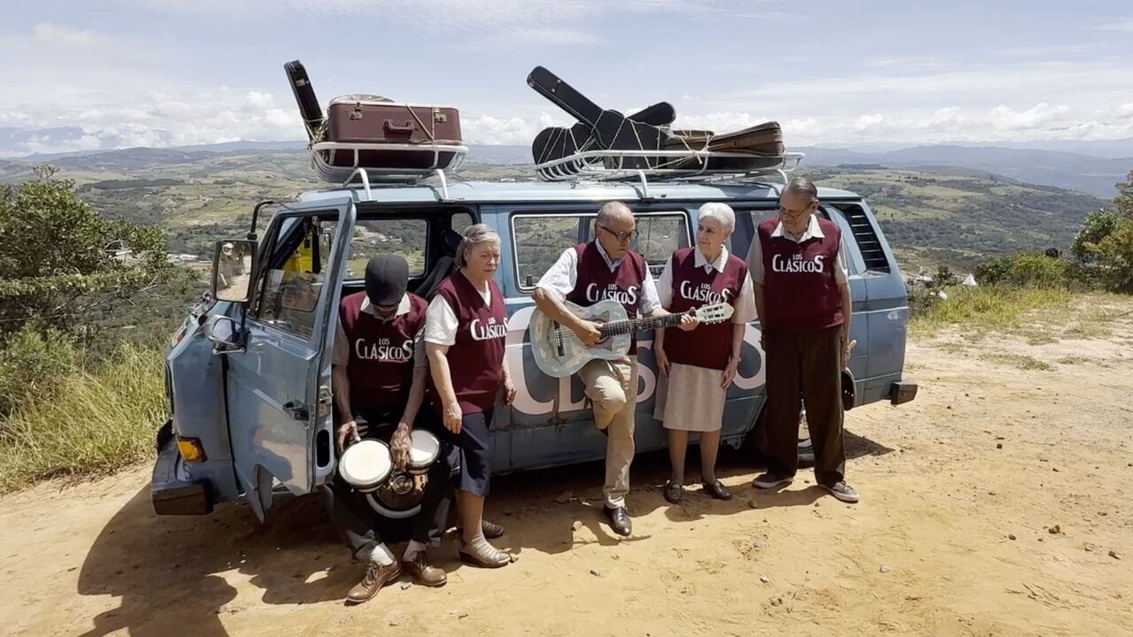 Abuelitos de un ancianato se vararon camino a una audición y decidieron grabarse