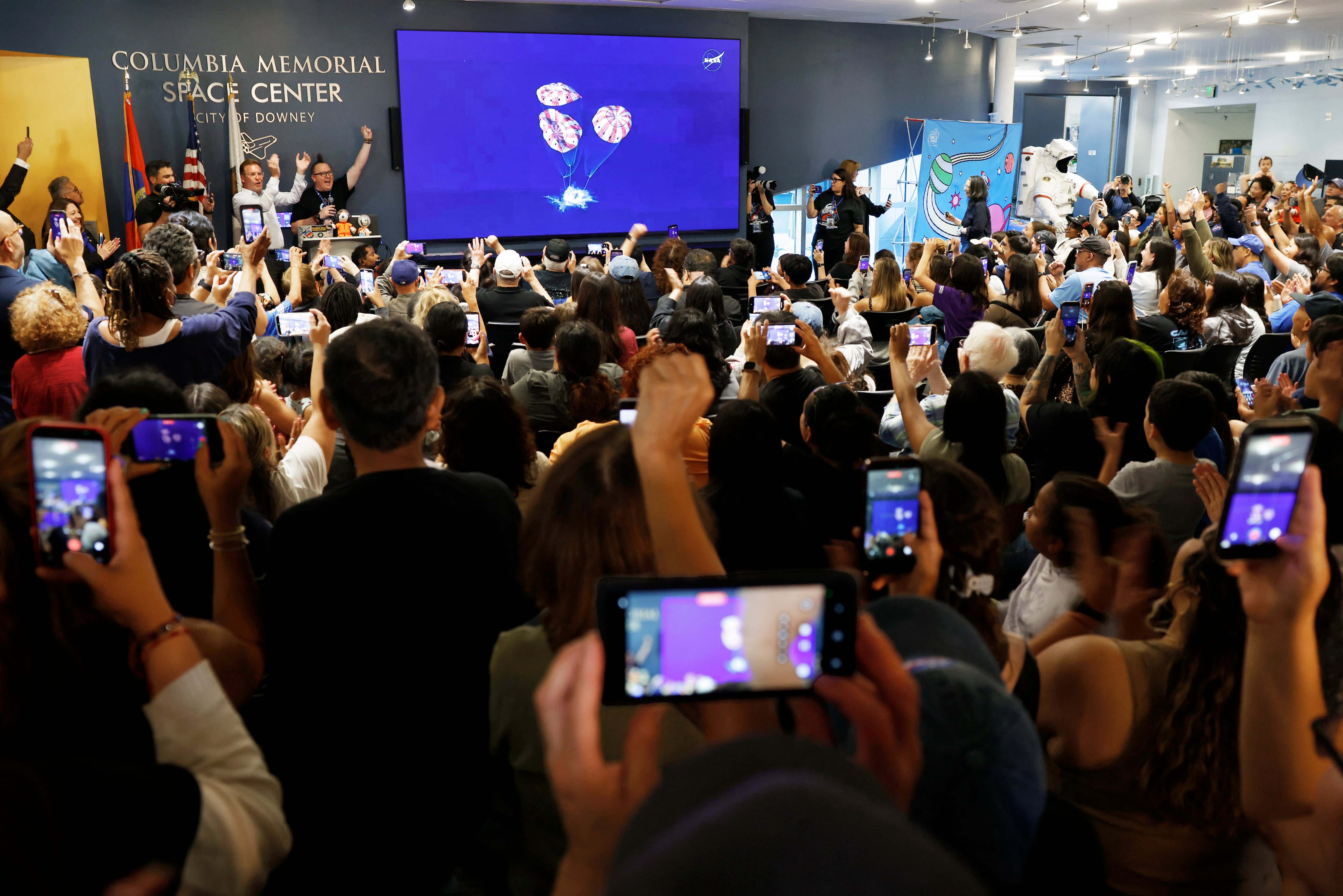 Cientos de personas asistieron al Columbia Memorial Space Center para el amerizaje del Artemis II.