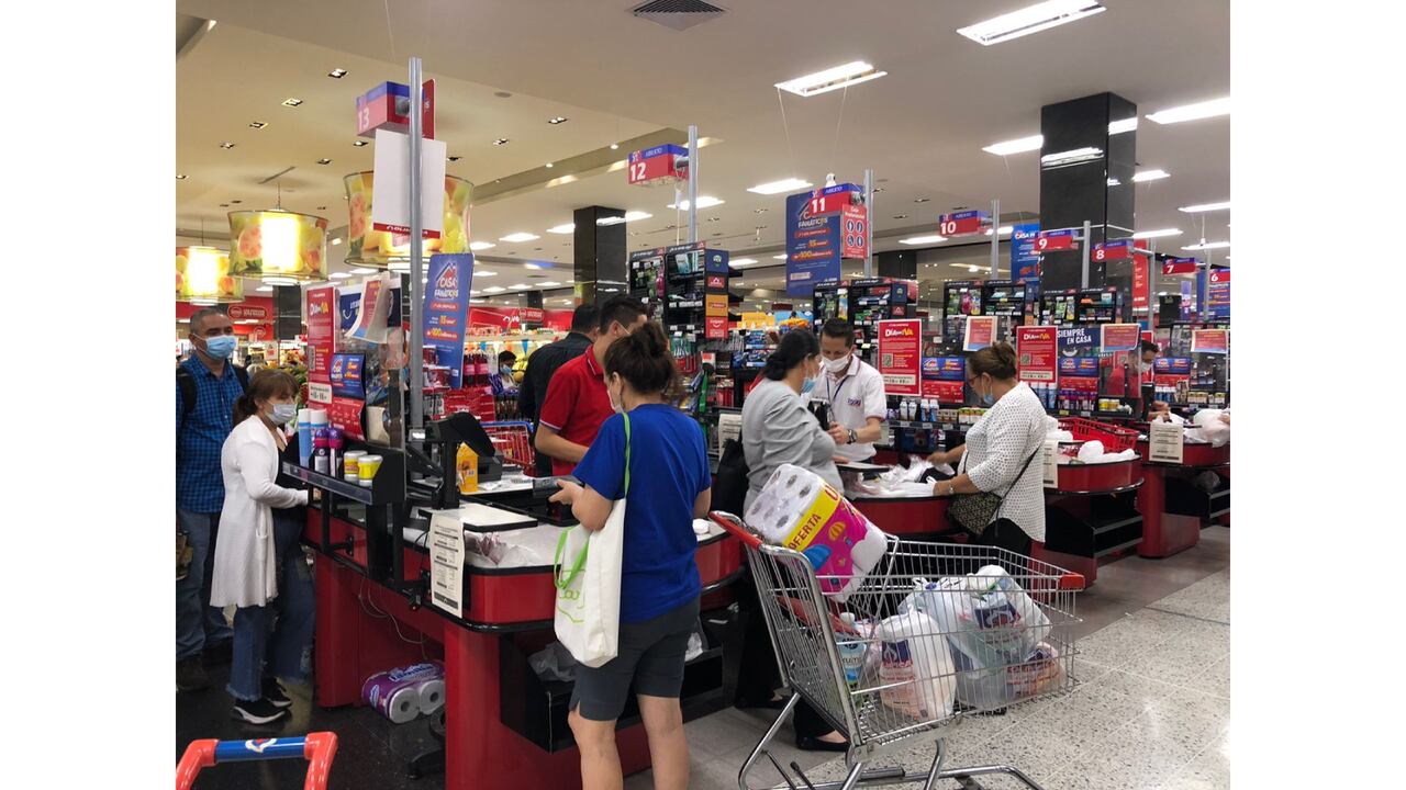 Los comerciantes piden que no se eliminen de tajo los días sin IVA, ya que ayudan a fortalecer la economía del país. Foto: Twitter oficial exministra comercio @LombanaXimena