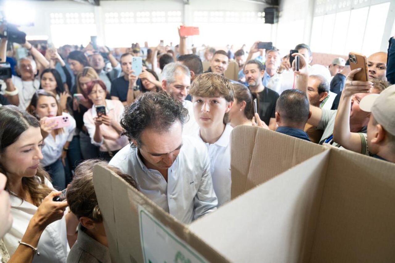 Federico Gutiérrez votando en Medellín.
