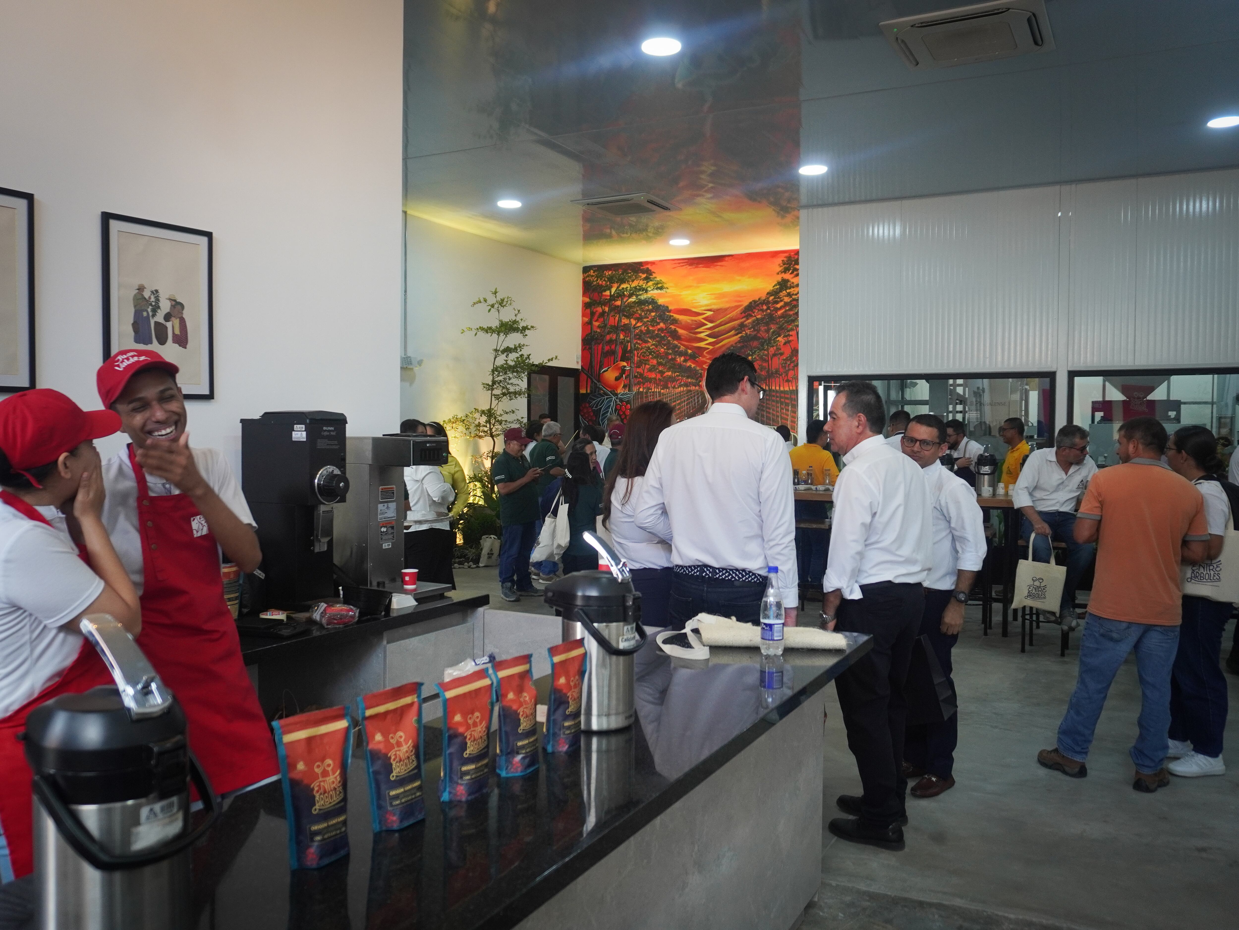 Este ecosistema integral de conocimiento y desarrollo, cuenta con un Laboratorio de Catación y un Centro de Capacitación y Asistencia Técnica.