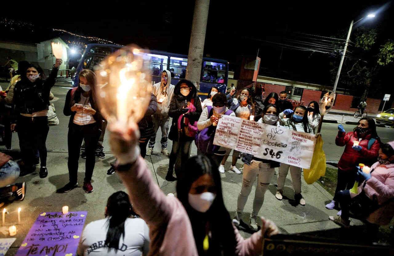 Con mensajes y velas, los manifestantes pidieron al Gobierno nacional tomar medidas para prevenir contagios en el centro penitenciario. Foto: Esteban Vega/SEMANA