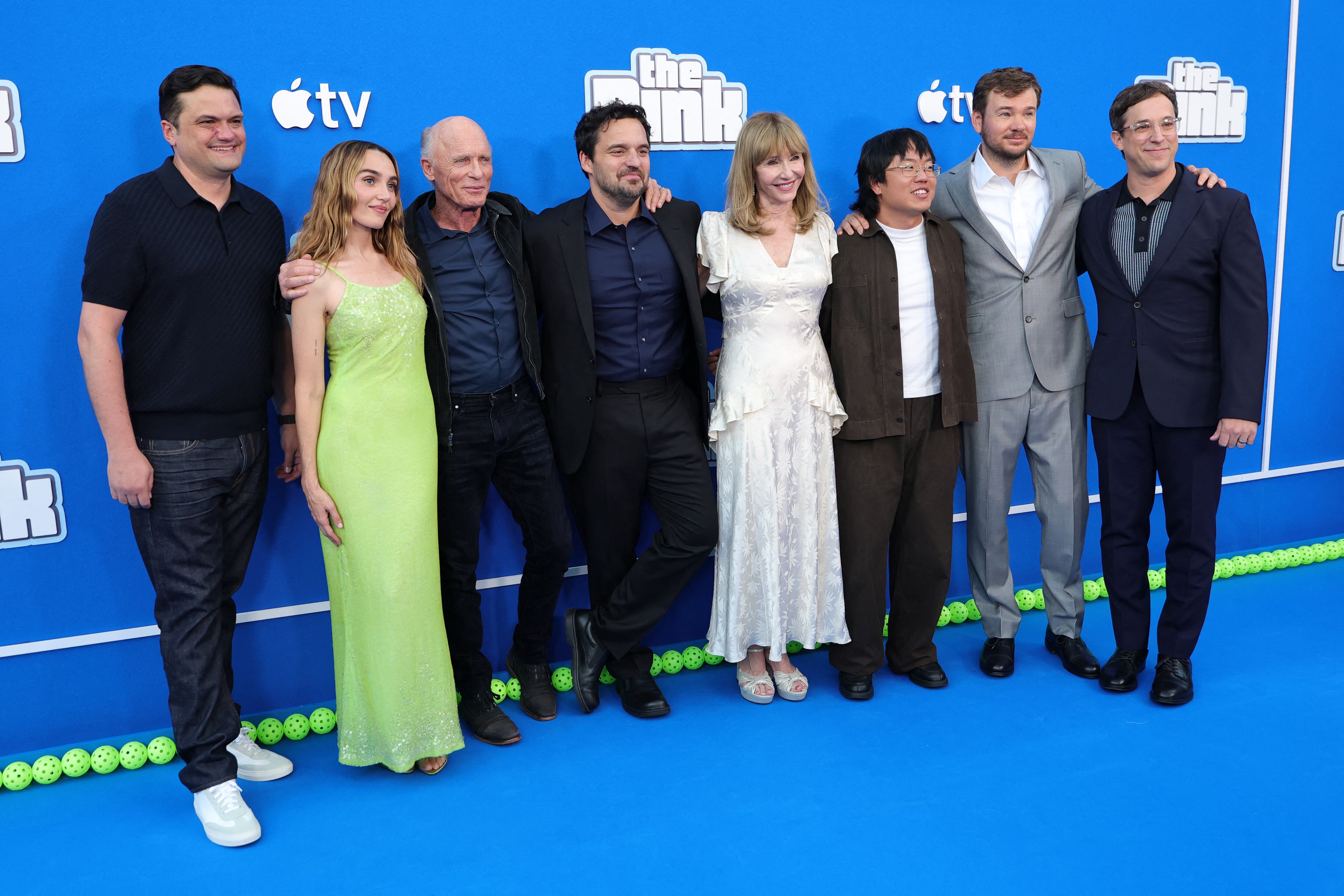 Matt Dentler, cabeza de Features & Original Films, Apple, Chloe Fineman, Ed Harris, Jake Johnson, Mary Steenburgen, Aaron Chen, Sean Clements y Josh Greenbaum en la première de 'The Dink' en Los Ángeles, California.  Foto: Frazer Harrison/Getty Images/AFP.