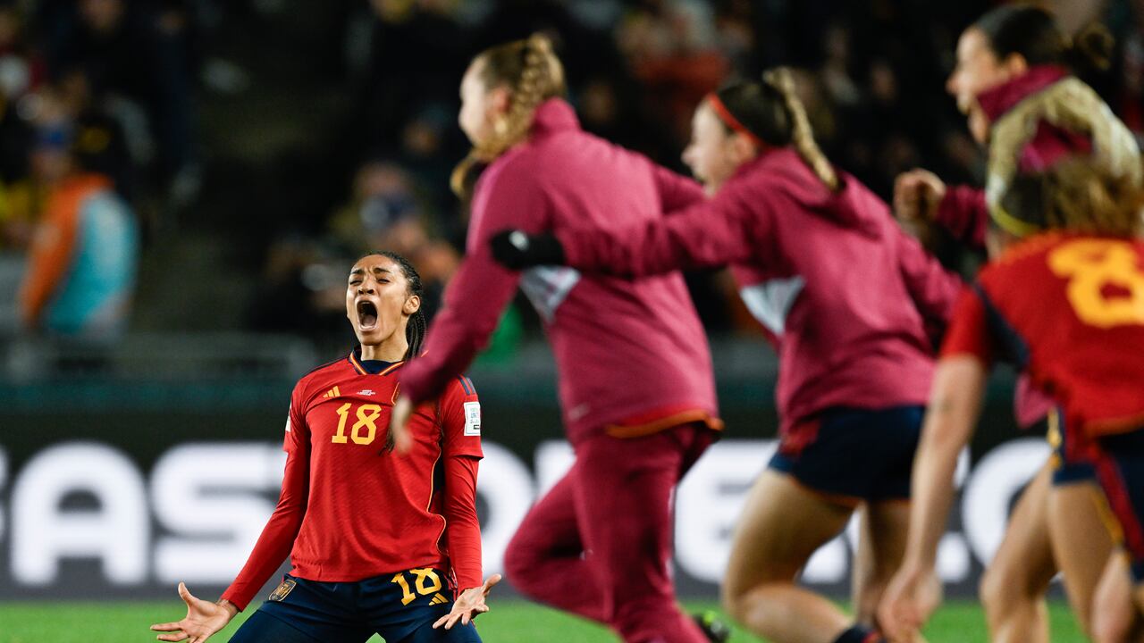 Salma Paralluelo celebra su gol en la semifinal.