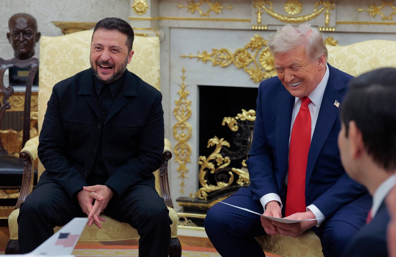 l presidente Trump recibe al presidente Zelenski en la Casa Blanca para una reunión bilateral y posteriormente una reunión ampliada con líderes europeos para discutir un acuerdo de paz entre Rusia y Ucrania