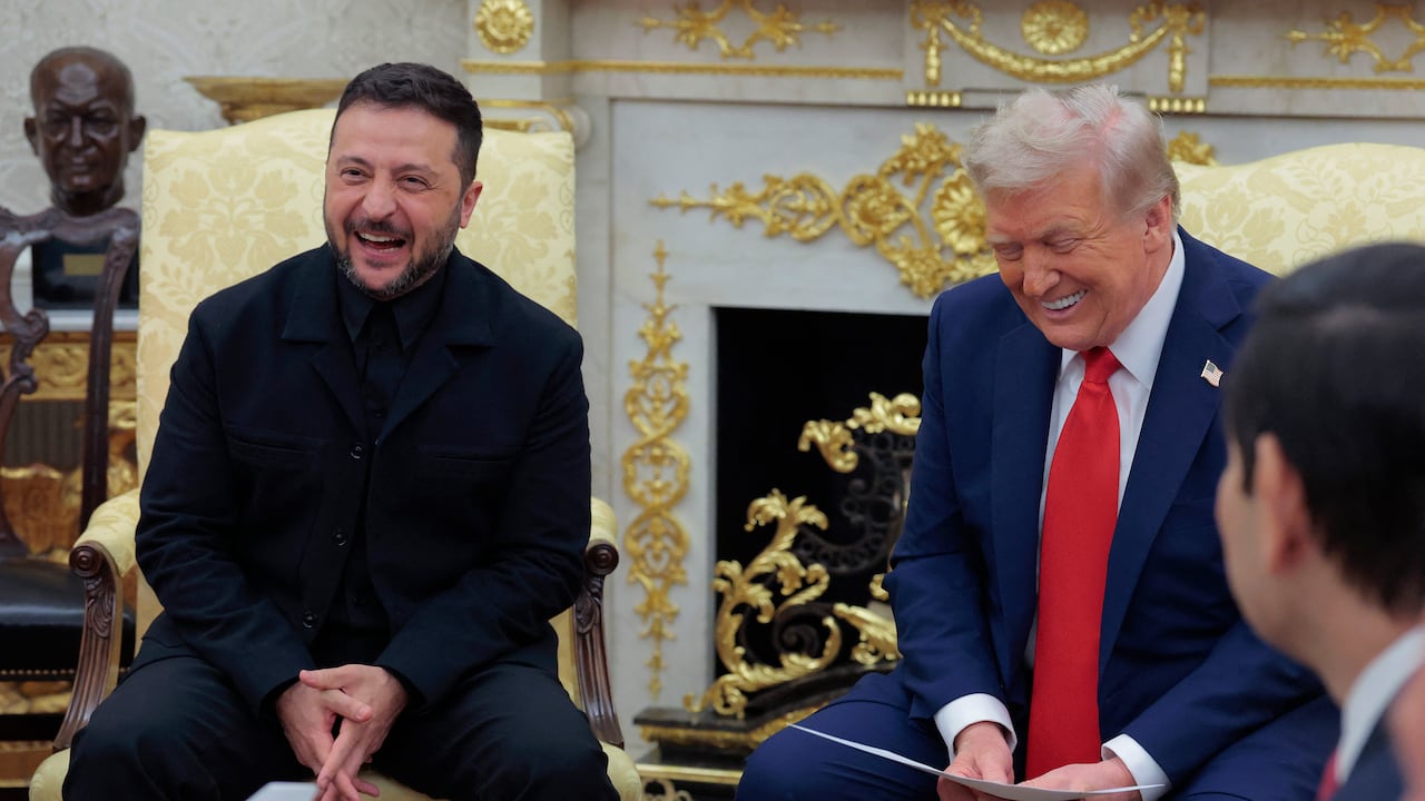 l presidente Trump recibe al presidente Zelenski en la Casa Blanca para una reunión bilateral y posteriormente una reunión ampliada con líderes europeos para discutir un acuerdo de paz entre Rusia y Ucrania