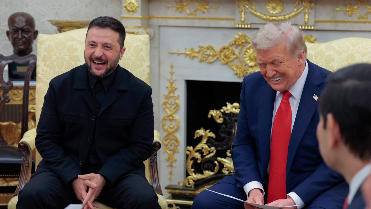 El presidente de Estados Unidos, Donald Trump, se reúne con el presidente de Ucrania, Volodímir Zelenski, en el Despacho Oval de la Casa Blanca, el 18 de agosto de 2025, en Washington D. C.
Anna Moneymaker/Getty Images/AFP (Foto de Anna Moneymaker / Getty Images North America / vía AFP).