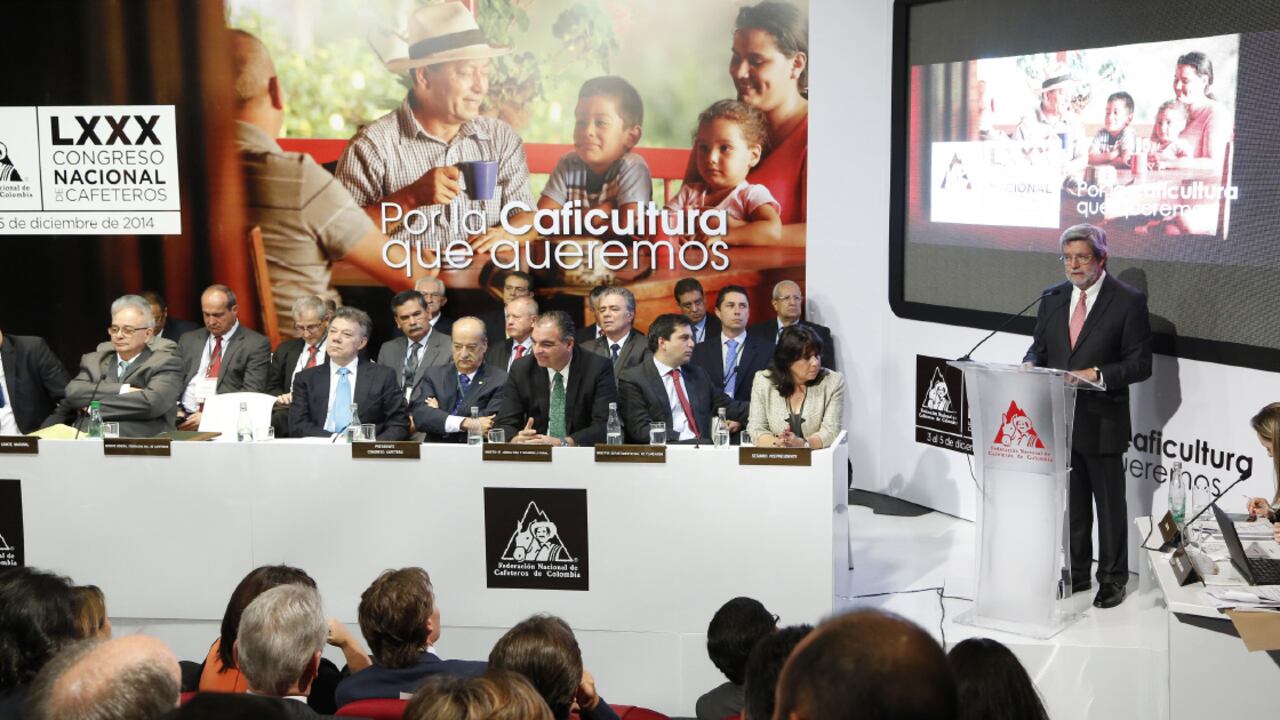 Santos defendió la institucionalidad cafetera y dijo que hay que proteger el tejido social que han ayudado a crear. En la foto, las palabras del gerente de la Federación, Luis Genaro Muñoz.